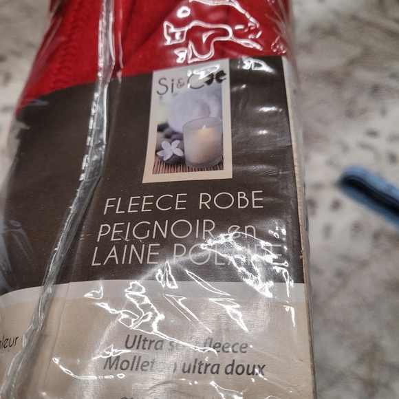 NWT Red Robe - Picture 6 of 8